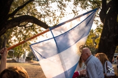 La caravana llena de banderas Argentinas