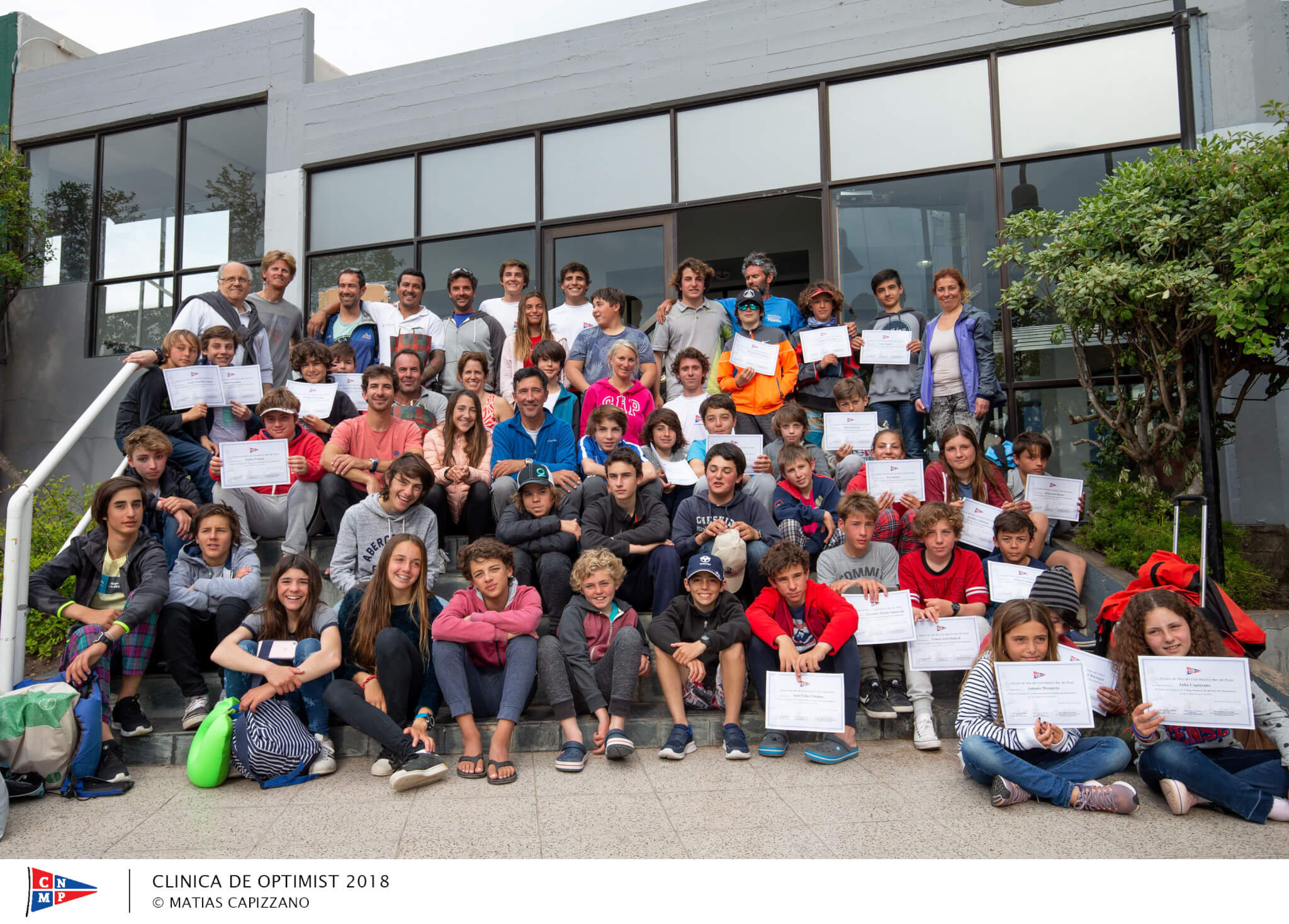 Los chicos con los diplomas en la Clinica de Optimist en Mar del Plata
