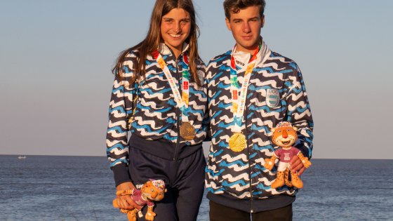 Teresa Romairone y Dante Cittadini con las medallas de oro - Nacra 15