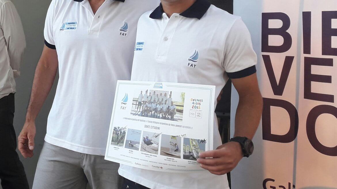 Dante Cittadini recibiendo su Diploma Olímpico - Reconocimiento a Deportistas en el Club Náutico San Isidro