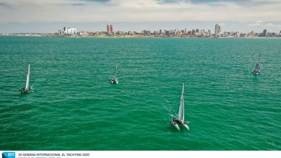 Nacra 17 corriendo regata en Mar del Plata - Semana Internacional de Yachting